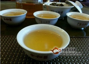 合和昌茶業(yè)2013年尚品珍藏開(kāi)湯品鑒